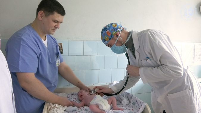 https://stage.moz.gov.ua/img/3307cdf2-bcfa-4bff-8b0f-e9ab325e346d/38608-kafedra-pediatrii-viddilenna-neonatologii.jpg?fm=jpg&q=80&fit=max&crop=675%2C380%2C0%2C0